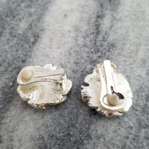 Vintage Black Enmale Flower Clip On Earrings, Silver Tone, Retro Estate Deisgn - Picture 2 of 4